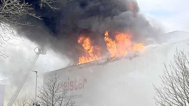 Nur wenige Minuten vor dem Auftakt des verkaufsoffenen Sonntags geriet das Möbelhaus in Brand. Foto: Hemmann/SDMG/dpa