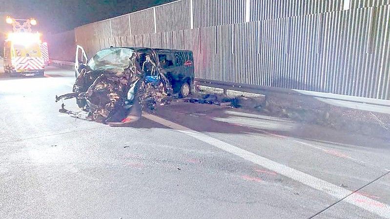 Das Fahrzeug auf der Autobahn A5 ist nach einem Zusammenstoß völlig zerstört. Foto: Er24/Einsatz-Report24/dpa