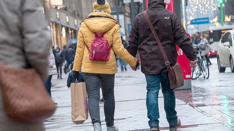 Passanten mit Einkaufstüten in der Innenstadt von Hamburg. Foto: Daniel Bockwoldt/dpa