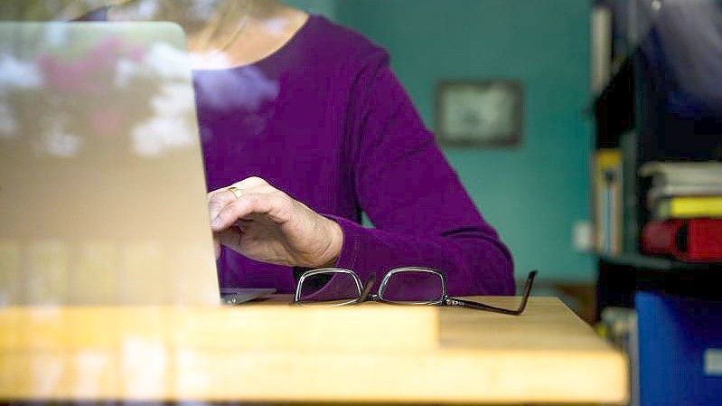 In der Corona-Krise hätten alle Deutschen an Lebenszufriedenheit verloren, aber Frauen deutlich mehr als Männer. Foto: Finn Winkler/dpa