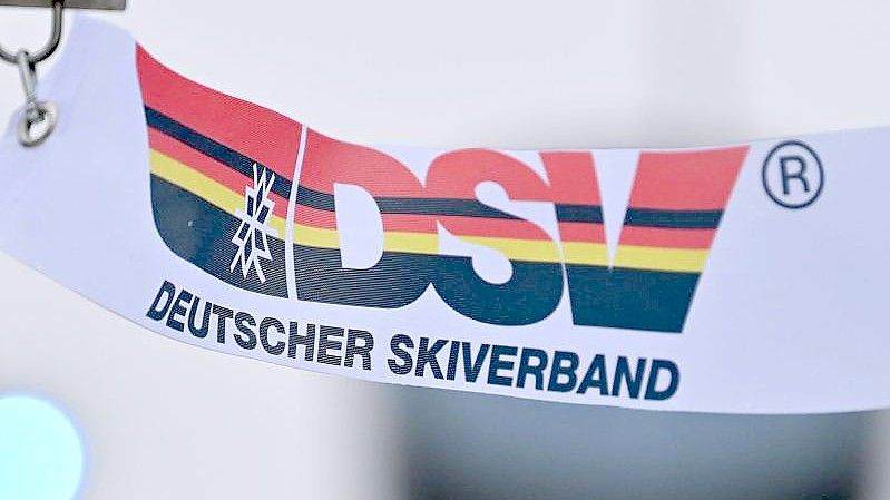 Eine Fahne mit dem Logo des Deutschen Ski-Verbandes (DSV) weht im Wind. Foto: Hendrik Schmidt/dpa-Zentralbild/dpa
