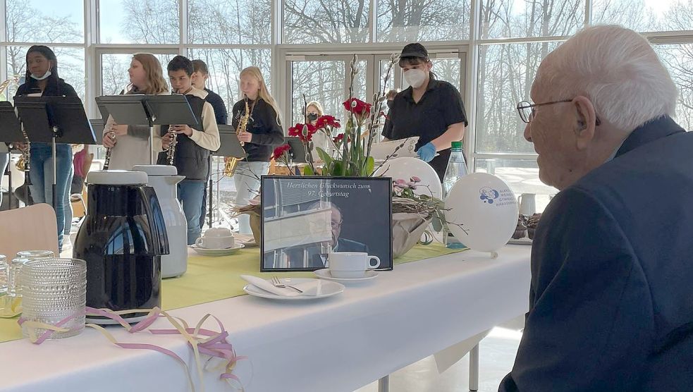 Schüler des Gymasiums Rhauderfehn überraschten Albrecht Weinberg zum Geburtstag mit einem Ständchen. Foto: Privat