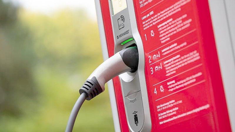 Der Bund will mehr in die Infrastruktur für E-Autos investieren. Foto: Jonas Walzberg/dpa