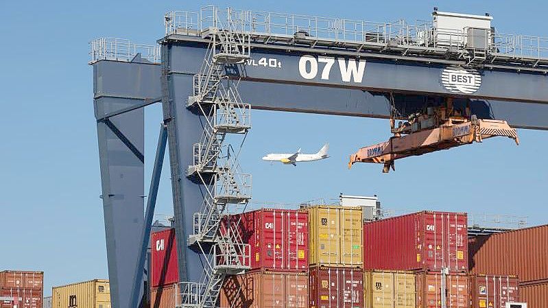 Container stehen im Hafen von Barcelona. Foto: David Zorrakino/EUROPA PRESS/dpa