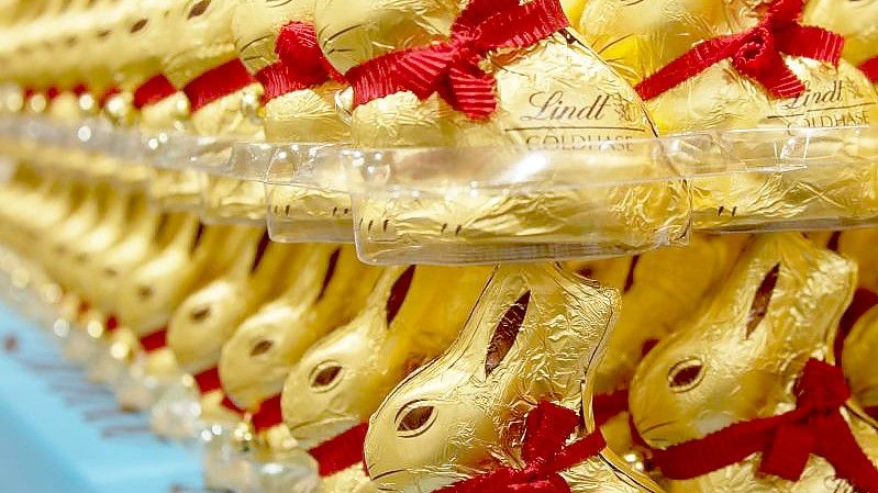 Lindt-Goldhasen stehen in einem Geschäft. Foto: Amelie Sachs/dpa