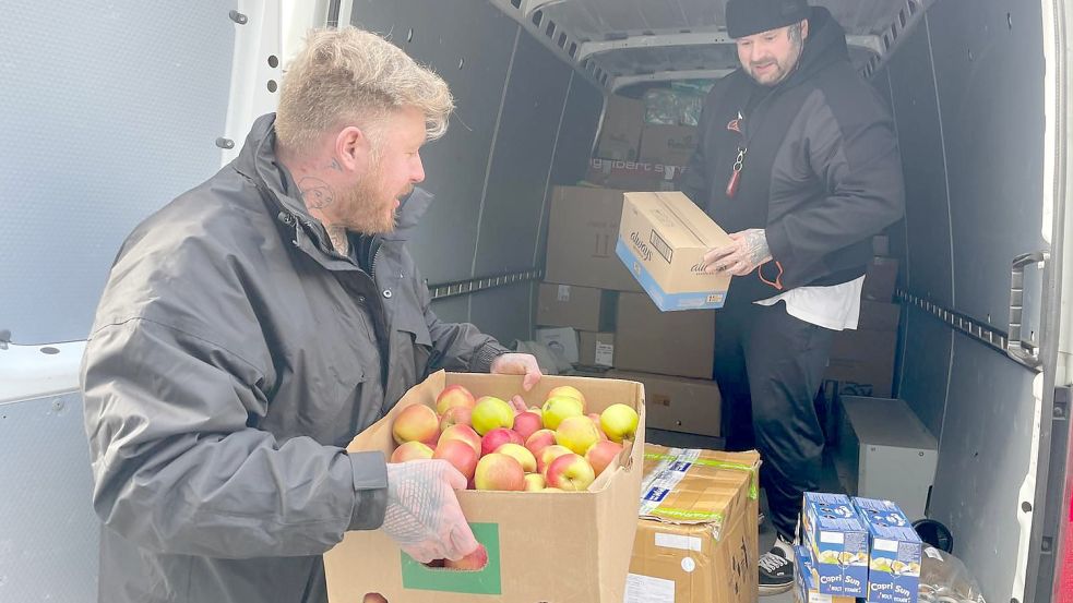 Wilke Zierden lädt einen Karton voller Äpfel in den Transporter. In diesem werden die Sachen an die polnisch-ukrainische Grenze gebracht. Foto: privat