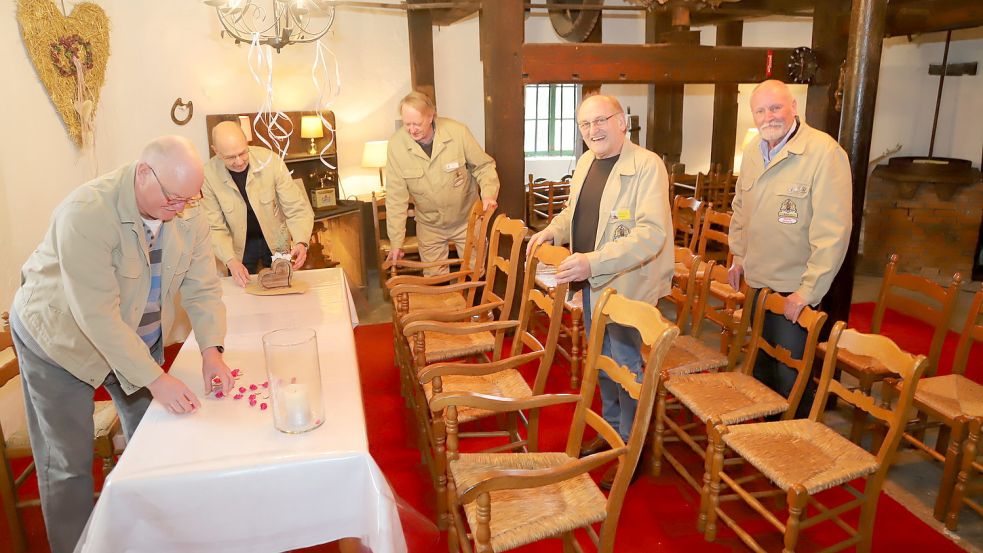 Das Mühlen-Team Barßel sorgt in der Ebkensschen Windmühle dafür, dass sich Brautpaare in einem wunderbaren Ambiente trauen lassen können (von links): Hinrich Grüßing, Franz Cloer, Karl Heinz Schleunes, Johannes Sobing und Hans Wolfram Thieben. Foto: Passmann