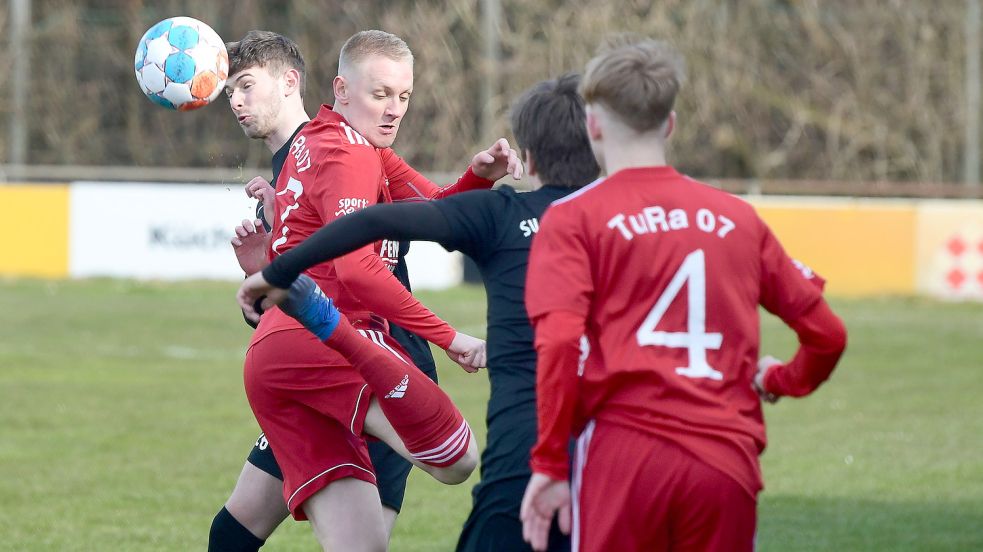 Frank Waden (Zweiter von links) spielt eine herausragende Saison, schoss bisher 14 Tore in 15 Spielen. Foto: Damm