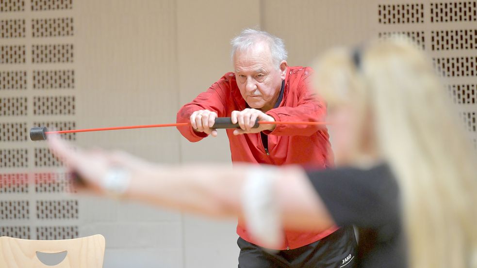 Horst Prüfer hält sich schon seit 2013 beim Herzsport des MTV Aurich fit. Auch ein zwischenzeitlicher Herzinfarkt konnte seine Begeisterung für die Kurse bei Marion Pleuger (Vordergrund) nicht bremsen. Foto: Ortgies
