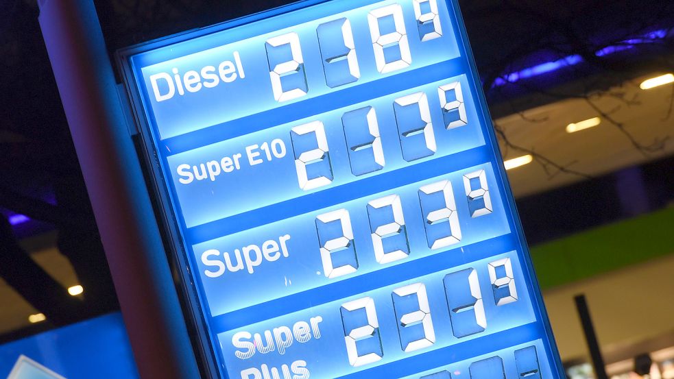Die Preise für Diesel und Benzin sind an einer Tankstelle in München Schwabing angezeigt. Durch den Krieg in der Ukraine sind die Kraftstoffpreise deutlich angestiegen. Foto: Tobias Hase/dpa
