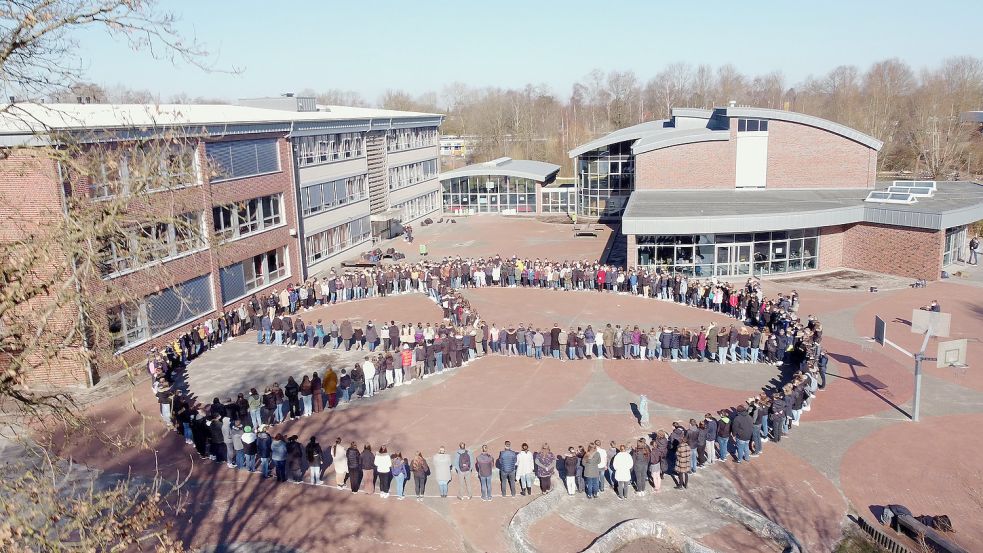 Schüler und Lehrer bildeten ein Peace-Zeichen. Foto: Schule