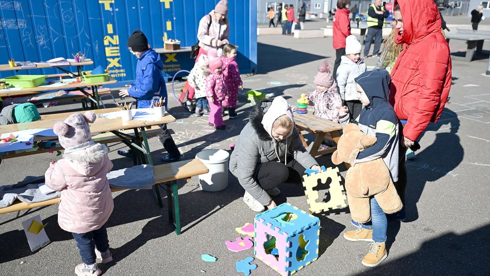 Vor allem Frauen und Kinder aus der Ukraine werden in Deutschland – wie auf dem Bild in einer Aufnahmeeinrichtung in Leipzig erwartet. Foto: Schmidt/dpa