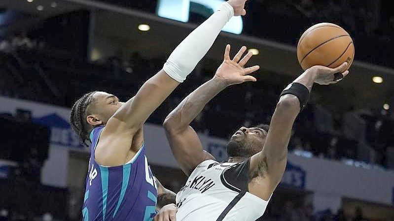 Nets-Guard Kyrie Irving (r) führte sein Team zum Sieg. Foto: Chris Carlson/AP/dpa