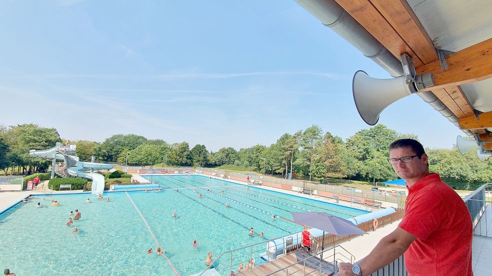 Schwimmmeister Markus Bakker beaufsichtigt die Badegäste in Weener. Foto: Gettkowski/Archiv