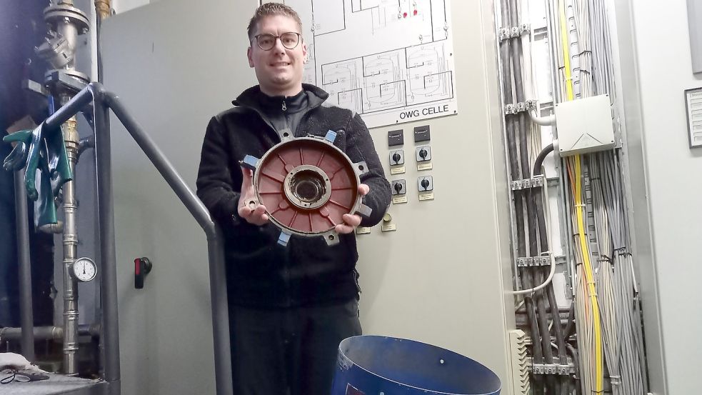 Das ist eine der alten Pumpen, die Markus Bakker in den Händen hält. Die neuen sollen bald kommen. Foto: Vogt