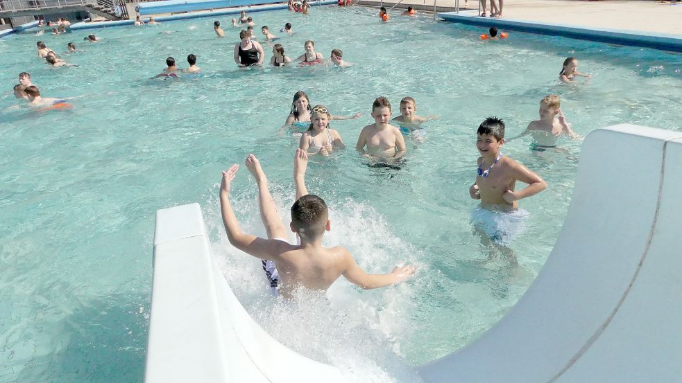 Bei Kindern ist die Rutsche im Friesenbad beliebt. Foto: Gettkowski/Archiv