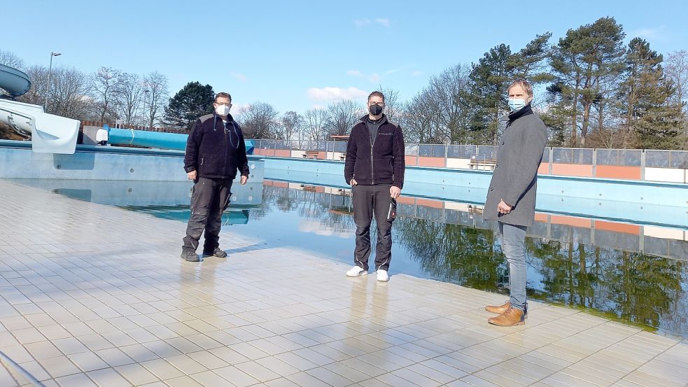 Florian Berenz, Fachangestellter für Bäderbetriebe (von links) Markus Bakker, Meister für Bäderbetriebe, und Friesenbad-Geschäftsführer Hermann Welp stehen in dem noch leeren Becken. Es wird derzeit gereinigt. Foto: Vogt