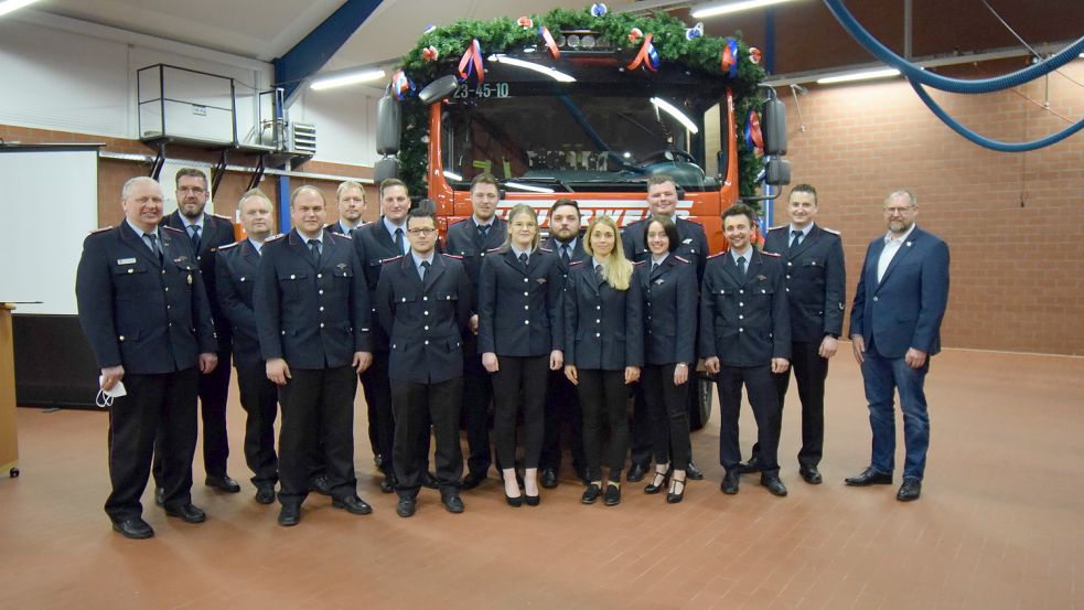 Gruppenfoto vor dem neuen Löschgruppenfahrzeug (von links): Stellvertretender Kreisbrandmeister Franz Josef Nording, Gemeindebrandmeister Hartmut Hanekamp, stellvertretender Gemeindebrandmeister Kevin Heese, stellvertretender Ortsbrandmeister Timo Hinrichs, Gemeindejugendfeuerwehrwart Jan Wasserthal, Jugendfeuerwehrwart Florian Fugel, Alexander Mut, Thede Henken, Antje Blömer, Malte Bümmerstede, Julia Meyer, Esther Hermes, Marcel Wellenbrock, Niklas Böhmann, Ortsbrandmeister Matthias Schulte und Bürgermeister Thomas Otto. Foto: Giehl/Feuerwehr Saterland