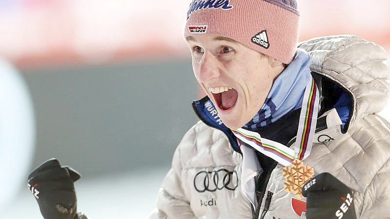 Karl Geiger jubelt 2020 mit seiner Goldmedaille. Foto: Darko Bandic/AP/dpa/Archiv