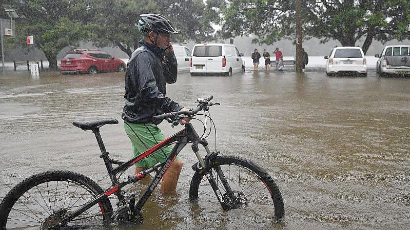 Der Manly-Damm im Norden Sydneys ist gestern über die Ufer getreten. Foto: Dan Himbrechts/AAP/dpa