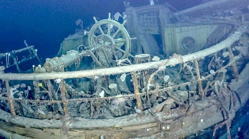 Reling, Steuerrad und der Achterdeck des Schiffswracks „Endurance“. Foto: Falklands Maritime Heritage Trust/National Geographic/dpa