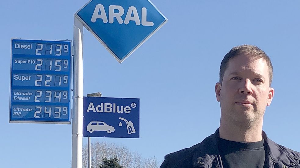 Michael Straatmann steht vor der Preis-Tafel an seiner Aral-Tankstelle in Idafehn. Die Spritpreise liegen zurzeit deutlich über der Zwei-Euro-Marke pro Liter. Foto: Zein