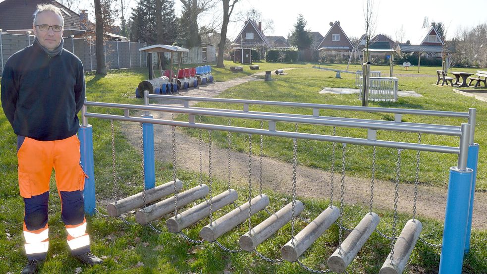 Eines der Projekte, die der Bürgerverein mit Hilfe der Gemeinde und ortsansässiger Firmen während der Corona-Pandemie realisieren konnte, war der Mehrgenerationenspielplatz in Strücklingen an der Straße Am Wiesengrund/Ecke Sonnenau. Das Foto zeigt den Vorsitzenden Hans-Dieter Hanekamp vor den aufgebauten Spielgeräten. Foto: Weers