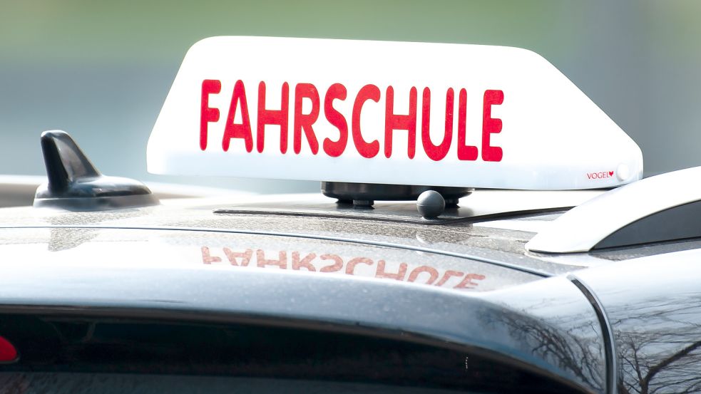 Fahrschulen haben keine Wahl: Die Fahrstunden müssen sein, und dafür muss derzeit richtig teurer Sprit getankt werden. Foto: Pförtner/dpa
