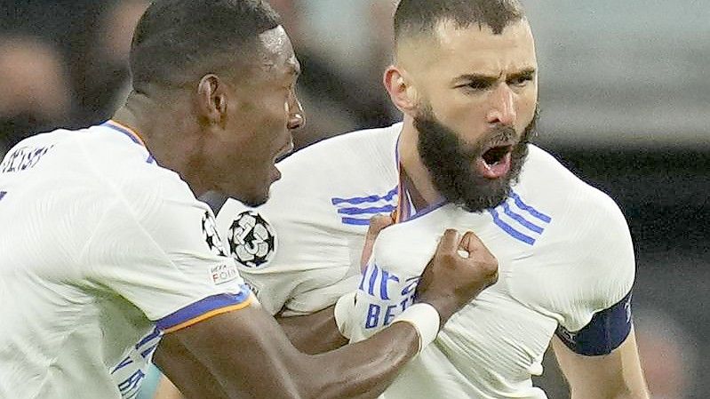 Karim Benzema (r) führte Real mit einem Dreierpack zum Sieg. Foto: Manu Fernandez/AP/dpa