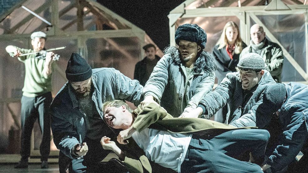 Deutsch-russische Kooperation: Eine Szene aus „Der schwarze Mönch“ in der Inszenierung von Kirill Serebrennikov am Hamburger Thalia-Theater. Foto: Krafft Angerer