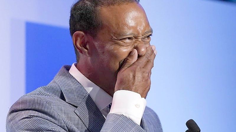 Tiger Woods bei seiner emotionalen Dankesrede bei der Aufnahme in die World Golf Hall of Fame. Foto: Gerald Herbert/AP/dpa