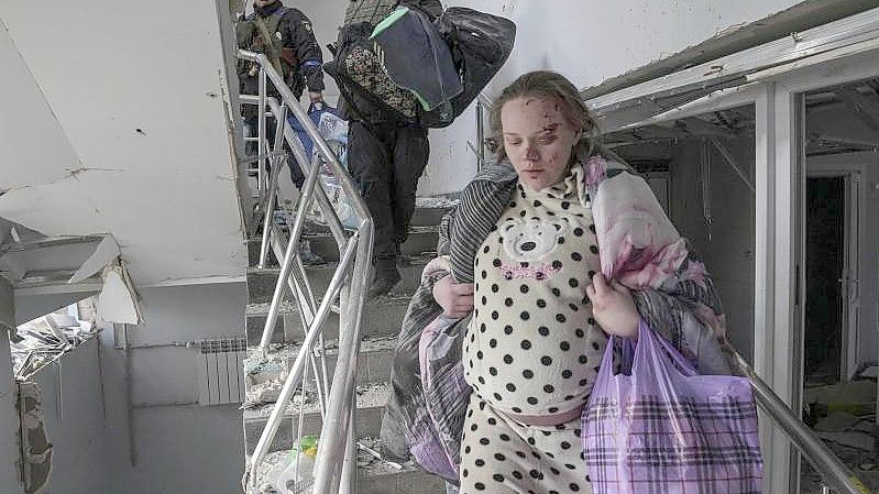 Beim Angriff auf eine Geburtsklinik in Mariupol wurden nach ukrainischen Angaben 17 Menschen verletzt. Foto: Evgeniy Maloletka/AP/dpa