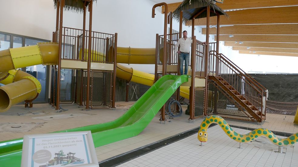 Drei Rutschen und ein zufriedener Badbetriebsleiter: Timo Ukena ist sich sicher, dass die Kindererlebniswelt im Aquaferrum nach den Osterferien eröffnet wird. Foto: Stix