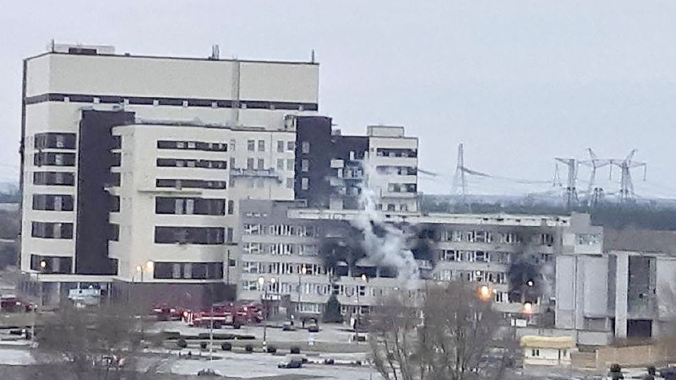 Auf diesem Foto aus der vergangenen Woche ist ein Feuer im Kernkraftwerk Saporischschja zu sehen. Foto: Pressedienst der nationalen Kernenergieerzeugungsgesellschaft Energoatom/AP/dpa