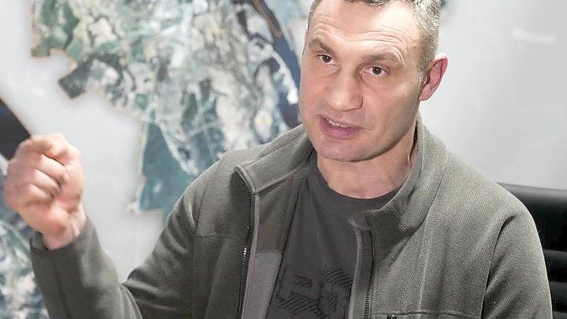 Kiews Bürgermeister Vitali Klitschko während eines Interviews. Foto: Efrem Lukatsky/AP/dpa