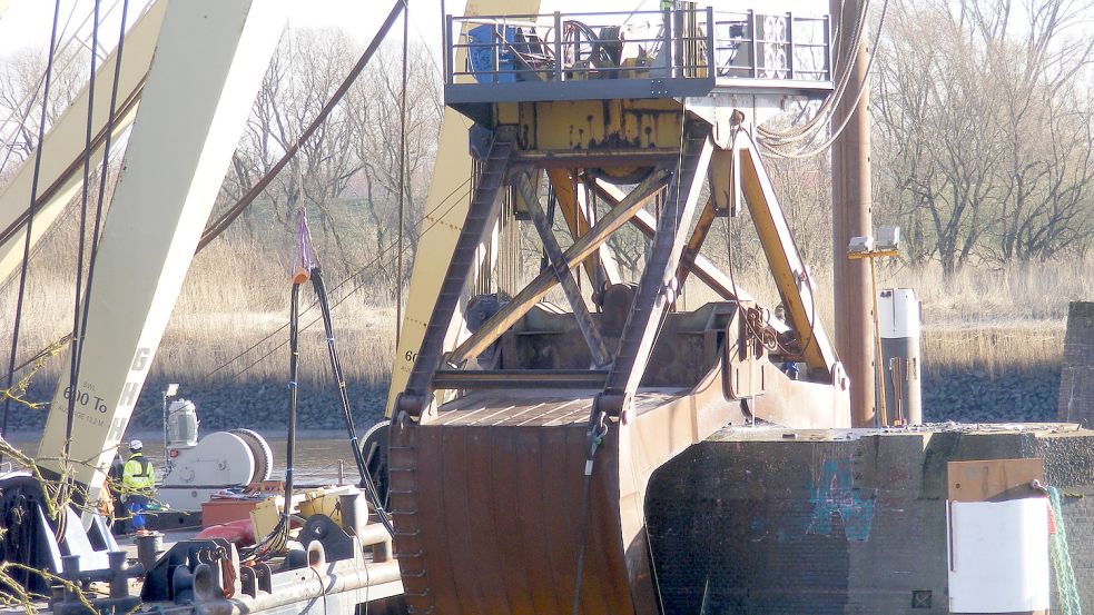 Fest im Griff: „Enak“ knöpft sich die Betonpfeiler der alten Friesenbrücke vor. Foto: Szyska