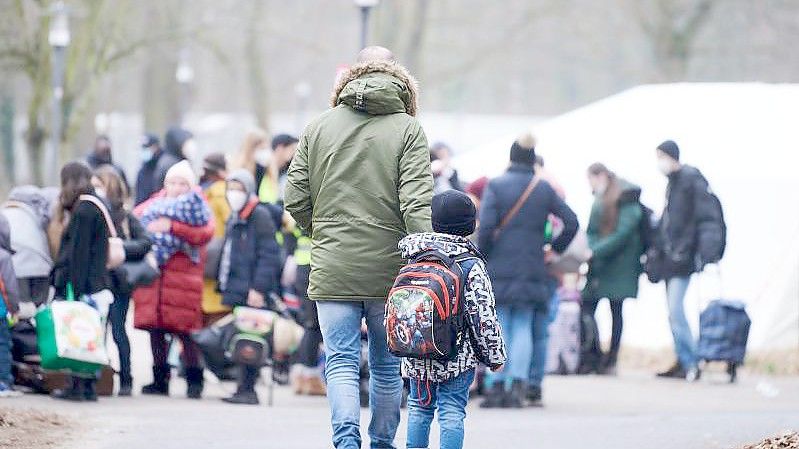 Flüchtlinge aus der Ukraine kommen im Ankunftszentrum Reinickendorf in Berlin an. Foto: Annette Riedl/dpa