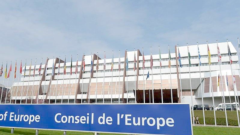 Der Europarat wacht über die Einhaltung der Menschenrechte in den Mitgliedsstaaten. Foto: Rainer Jensen/dpa