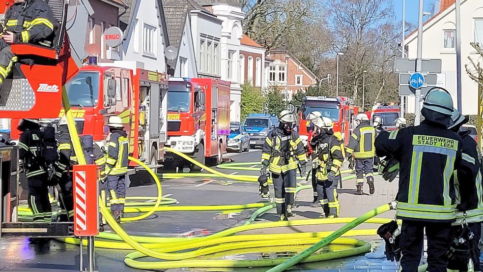 Die Feuerwehr war mit zahlreichen Kräften vor Ort. Foto: Wolters