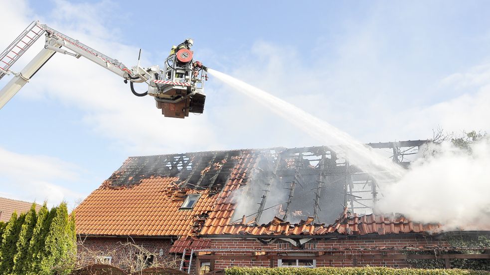 In Weener konnte das Übergreifen der Flammen auf das Wohnhaus nicht verhindert werden. Fotos: Wolters