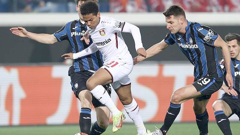 Marten De Roon (l) und Berat Djimsiti (2.v.r) von Atalanta Bergamo gegen Amine Adli (2.v.l) von Bayer Leverkusen. Foto: Francesco Scaccianoce/LPS via ZUMA Press Wire/dpa