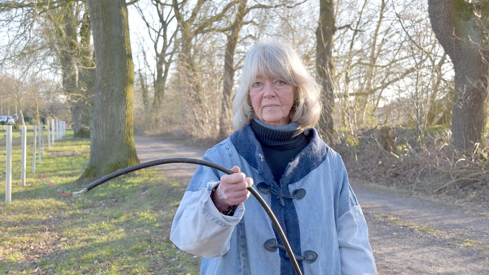 Das gerissene Kabel, das dafür sorgt, dass Eva Gorny-Ulma und ihre Nachbarn keinen Anschluss an Telefon und Internet haben, liegt noch immer neben dem Mast. Foto: Wehry