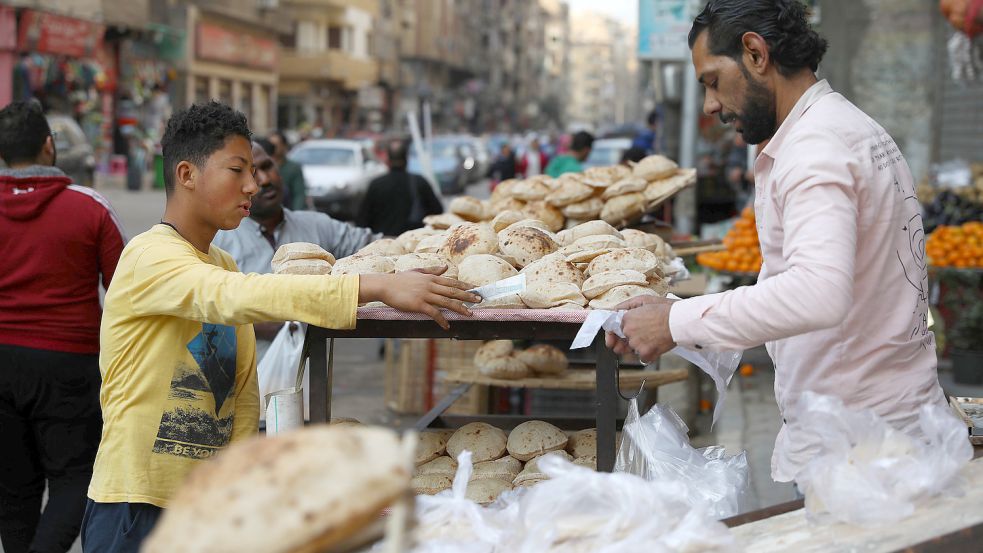 Gerade Länder wie Ägypten könnten rasch riesige Probleme mit der Nahrungsmittelversorgung bekommen: Hier kauft ein Junge Brot auf einem Markt in Kairo. Foto: Gomaa/XinHua/dpa/Archiv