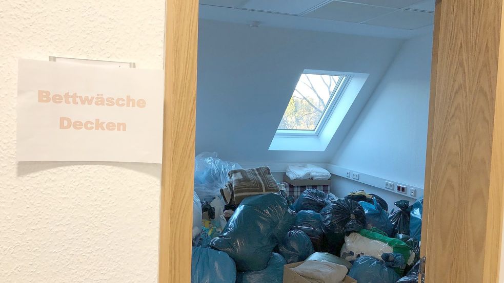 In verschiedenen Räumen im Obergeschoss des Rathauses in Ramsloh werden die Spenden bis zum Transport gelagert. Foto: Kruse