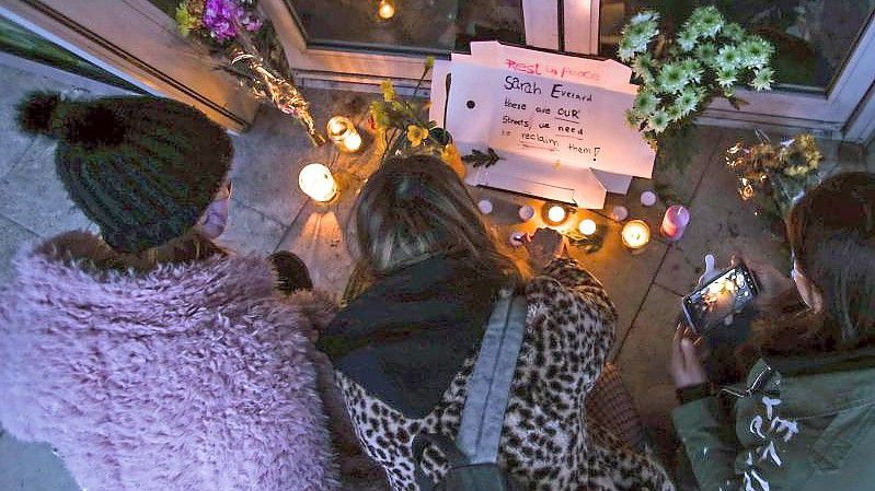 Frauen entzünden im Gedenken an Sarah Everard Kerzen, nachdem die „Reclaim These Streets“-Mahnwache abgesagt worden war (Archivbild). Foto: Kieran Cleeves/PA Wire/dpa