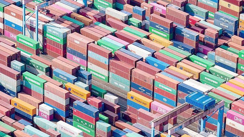 Eine der Branchen, die die Folgen des Ukraine-Kriegs und der Sanktionen gegen Russland bereits spüren, ist der Groß- und Außenhandel. Foto: Daniel Reinhardt/dpa