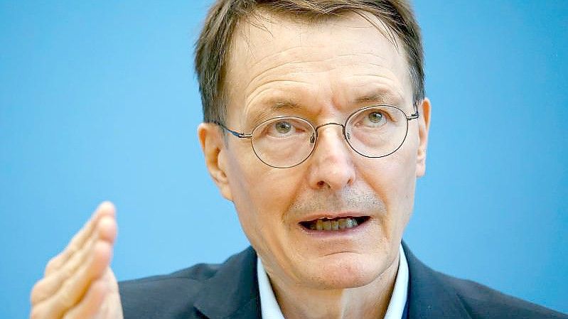 „Bei der Entwicklung der Fallzahlen erwarte ich zahlreiche Hotspots in vielen Bundesländern“: Bundesgesundheitsminister Karl Lauterbach. Foto: Carsten Koall/dpa