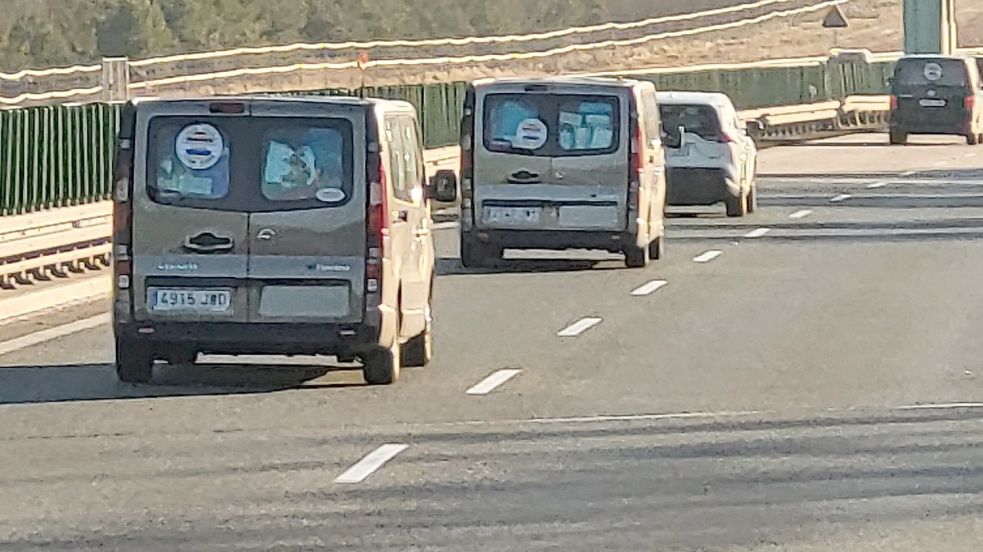 Unterwegs haben die Saterländer viele weitere Hilfstransporte gesehen, so wie diesen aus Spanien. Foto: Giehl
