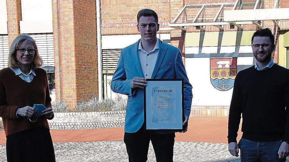 Sozialdezernentin Dr. Sigrid Kraujuttis und Timo Deiters, Abteilungsleiter Gesundheitsregion und soziale Dienste, gratulieren Stipendiat Maximilian Buschmann (Mitte). Foto: Landkreis Emsland