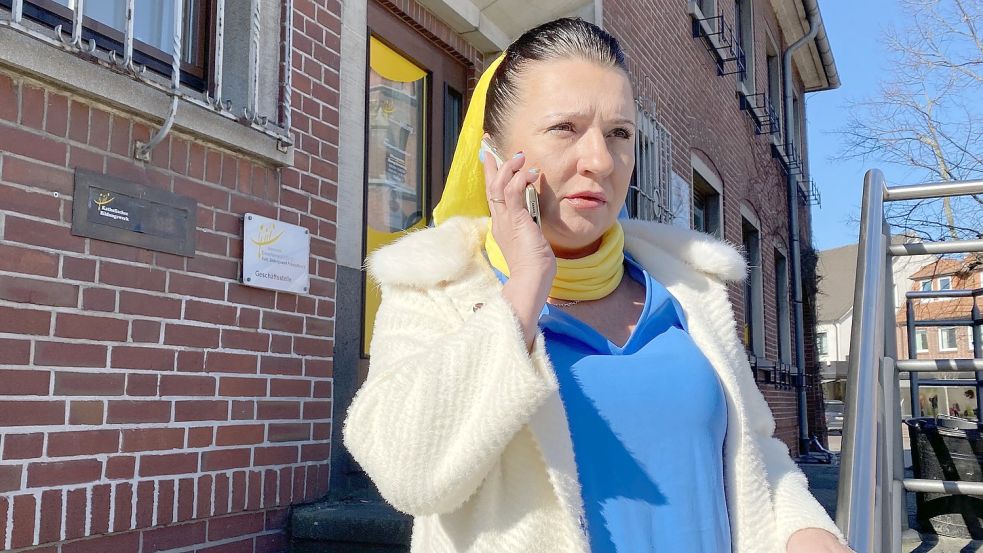 In den Farben ihres Landes: Bildungswerk-Dozentin Alla Oetjen telefoniert täglich mit ihren Eltern. Foto: Wimberg
